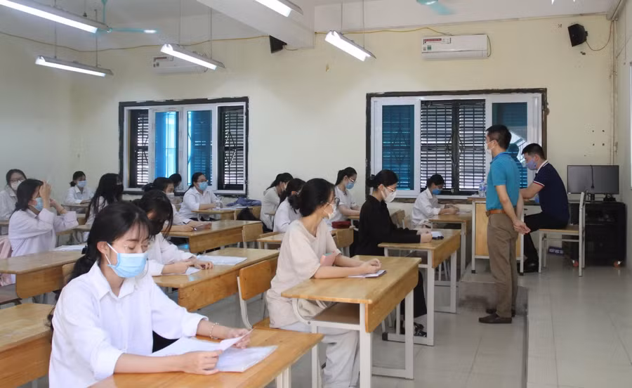 Giám thị nhắc nhở thí sinh kiểm tra thông tin cá nhân trong phiếu báo dự thi