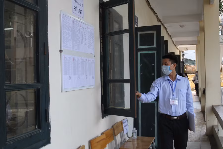 Cán bộ thanh tra thi kiểm tra điều kiện cơ sở vật chất