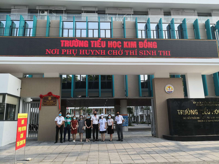 Các thầy cô giáo sẵn sàng hỗ trợ phụ huynh tại điểm chờ thi Trường Tiểu học Kim Đồng (quận Ba Đình, Hà Nội).