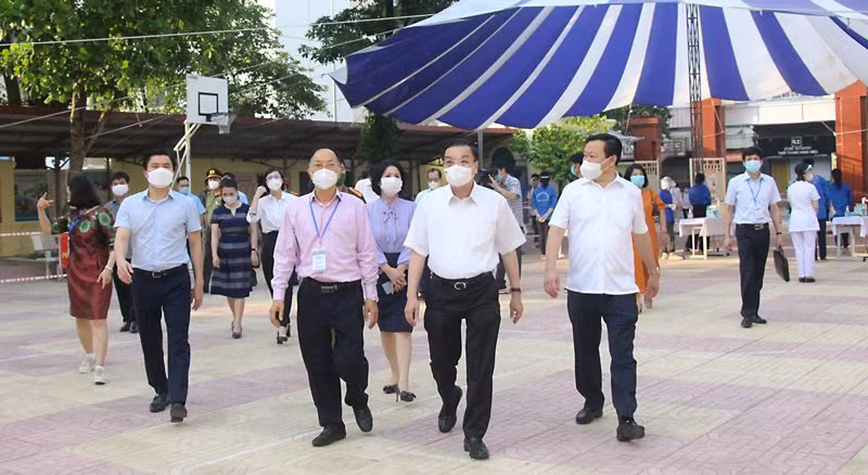 Chủ tịch UBND TP Hà Nội kiểm tra công tác phòng, chống dịch bệnh phục vụ thi tốt nghiệp THPT năm 2021