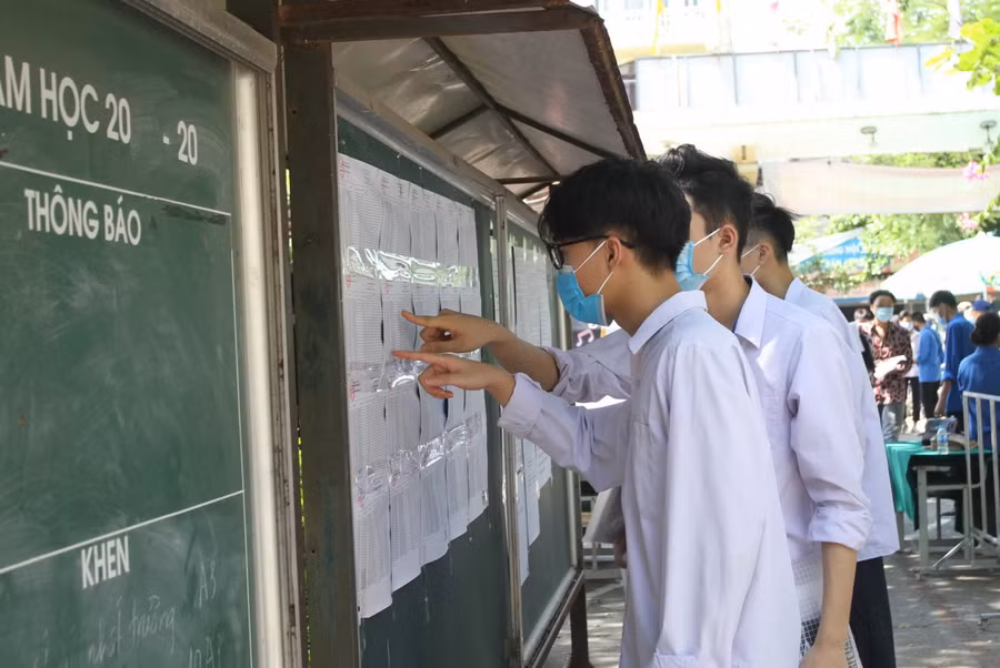 Thí sinh tìm số báo danh để vào phòng thi