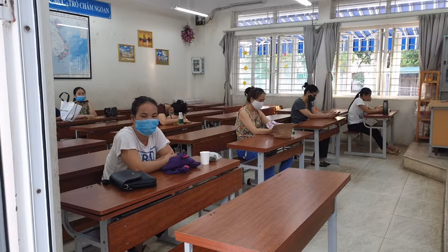 Phụ huynh được bố trí vào chờ con tại các điểm chờ