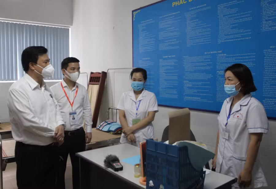 Thứ trưởng Nguyễn Hữu Độ kiểm tra công tác y tế