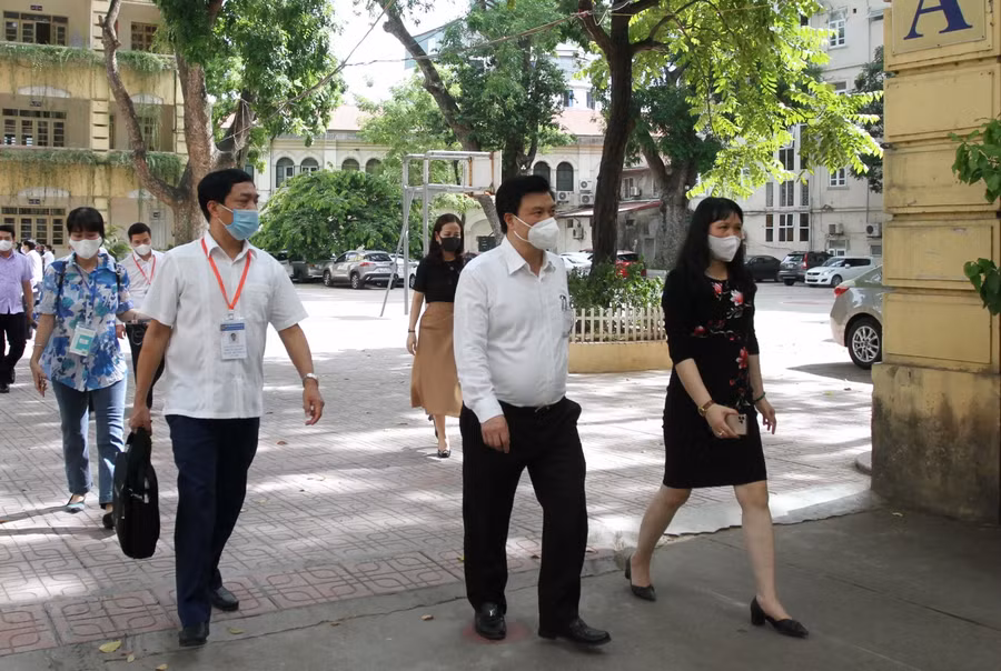 Thứ trưởng Nguyễn Hữu Độ kiểm tra tại Trường THPT Việt Đức