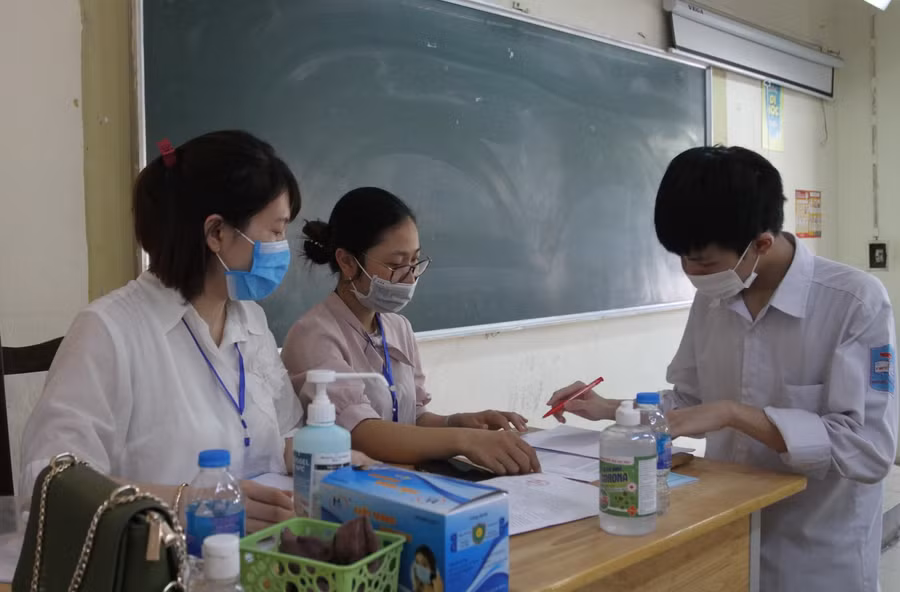 Thí sinh kiểm tra thông tin trong giấy báo dự thi