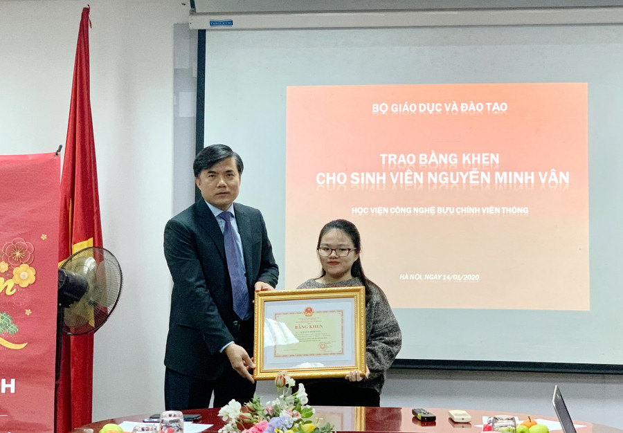 Ông Bùi Văn Linh trao bằng khen của Bộ trưởng GD&ĐT cho em Nguyễn Minh Vân.