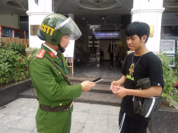 Hà Nội: Công an giúp người dân tìm lại điện thoại sau 30 phút bị mất
