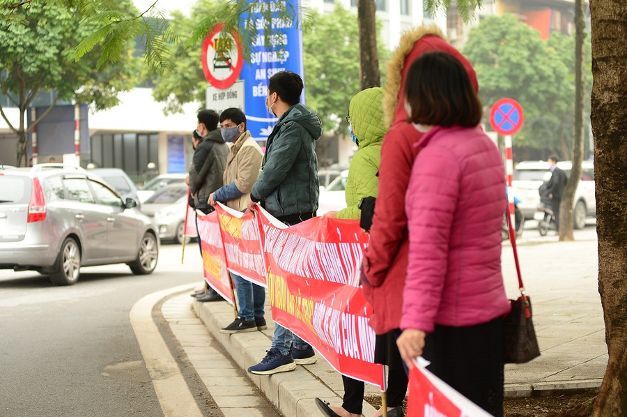 Người dân kéo đến trụ sở UBND quận Ba Đình yêu cầu sớm giải quyết vụ việc. Người dân kéo đến trụ sở UBND quận Ba Đình yêu cầu sớm giải quyết vụ việc.
