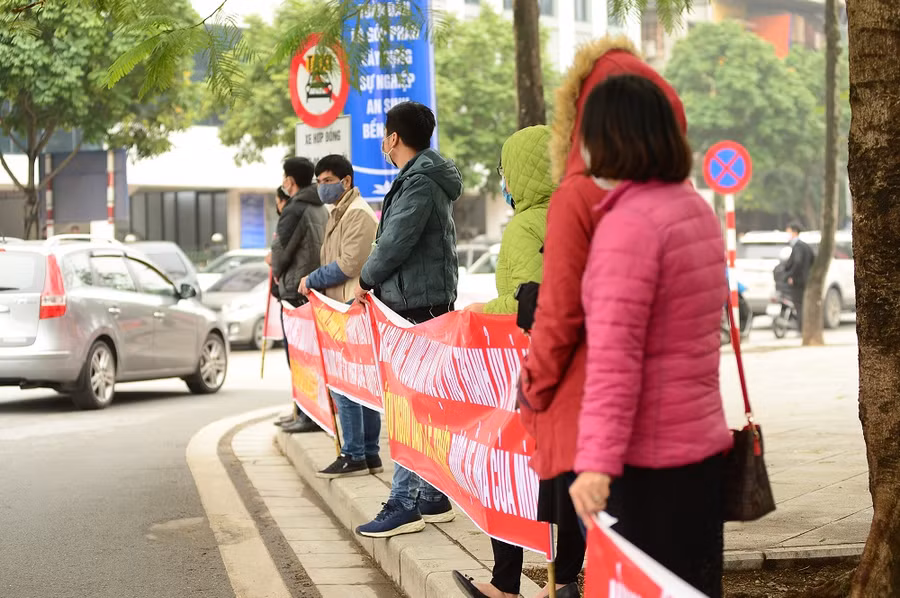 Người dân kéo đến trụ sở UBND quận Ba Đình yêu cầu sớm giải quyết vụ việc.