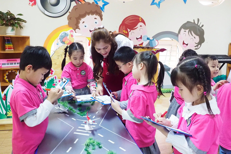 Trẻ mầm non hào hứng tham gia tìm hiểu kiến thức và trả lời câu hỏi của cô giáo. Trẻ mầm non hào hứng tham gia tìm hiểu kiến thức và trả lời câu hỏi của cô giáo.