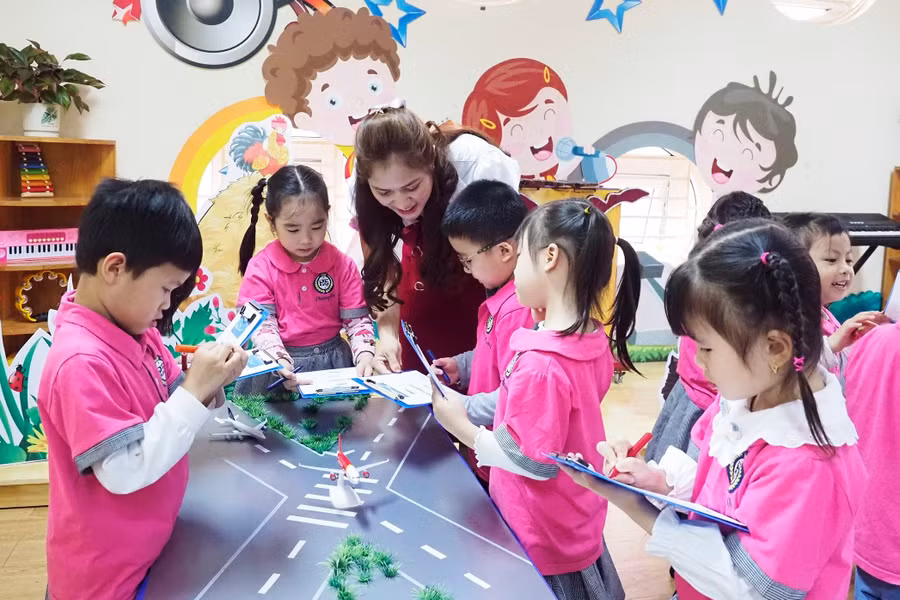 Trẻ mầm non hào hứng tham gia tìm hiểu kiến thức và trả lời câu hỏi của cô giáo.