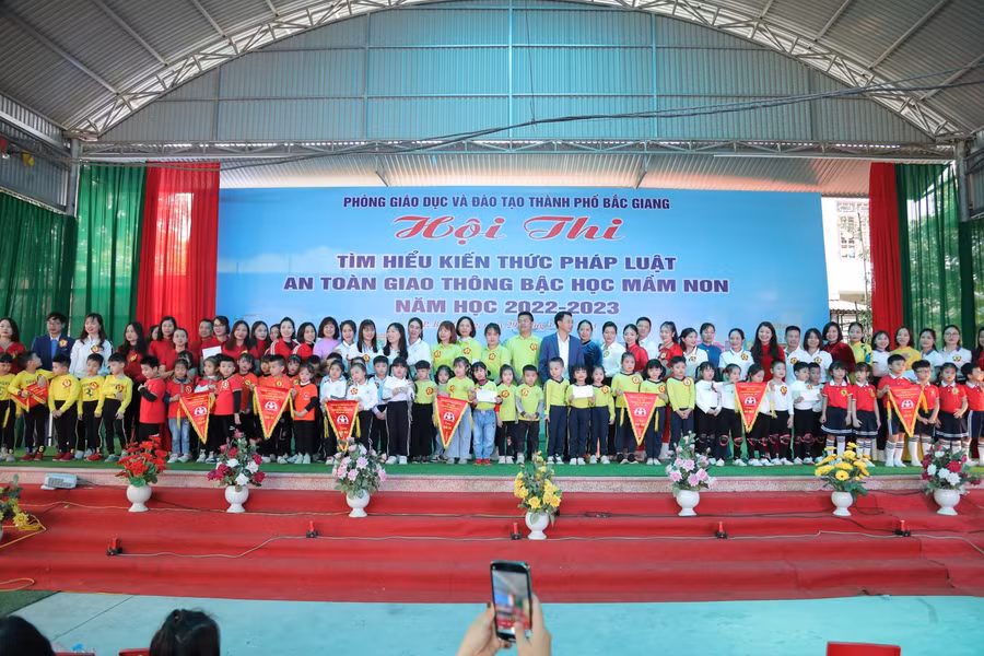 Ban tổ chức trao giải và chụp ảnh lưu niệm chúc mừng các đội thi.