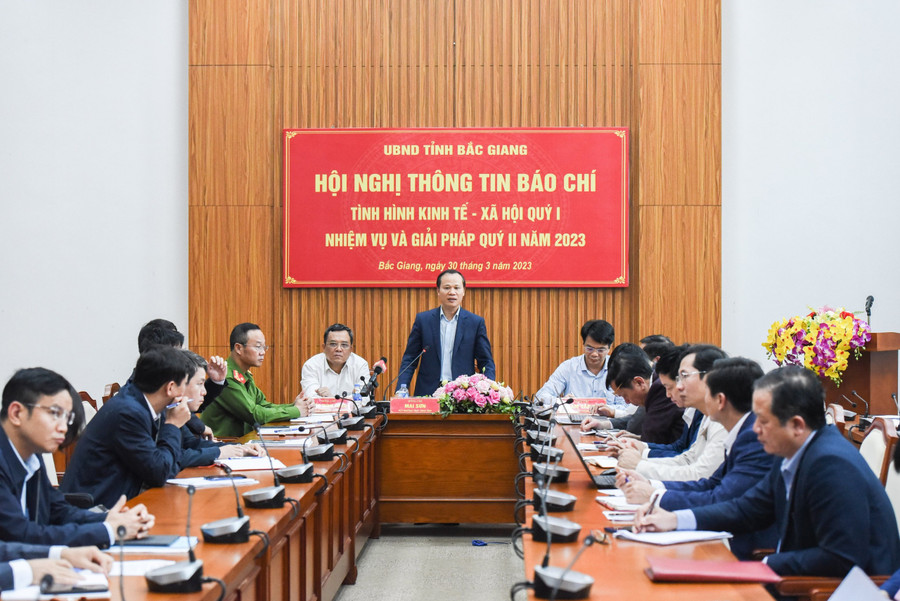 Quang cảnh buổi thông tin báo chí. Quang cảnh buổi thông tin báo chí.