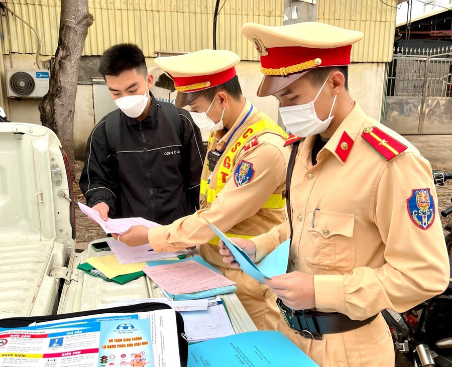 Công an huyện Lục Ngạn xử lý các trường hợp học sinh vi phạm giao thông.