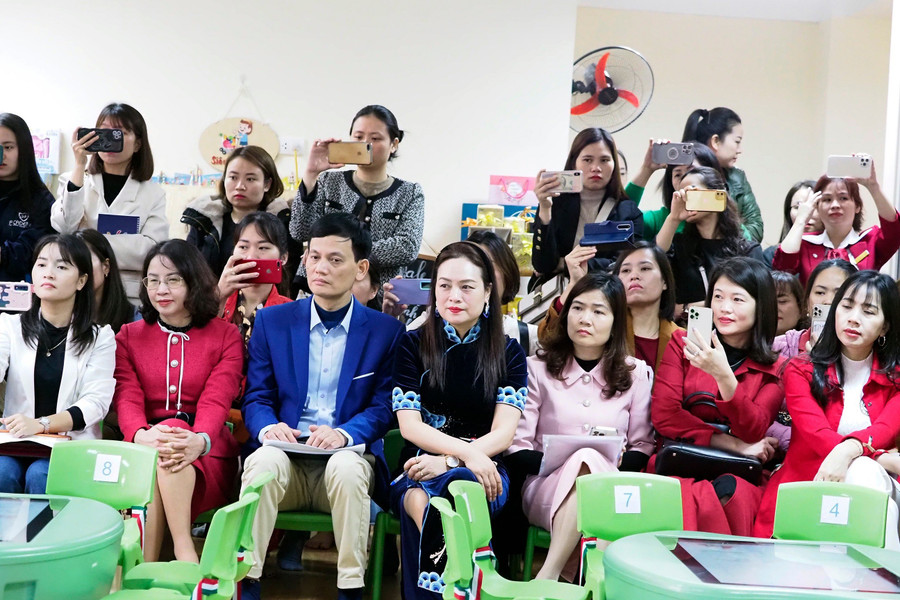 Các đại biểu dự các hoạt động giáo dục tại lớp học. Các đại biểu dự các hoạt động giáo dục tại lớp học.