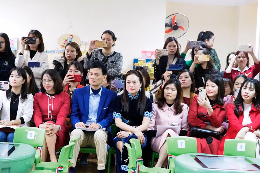 Các đại biểu dự các hoạt động giáo dục tại lớp học.