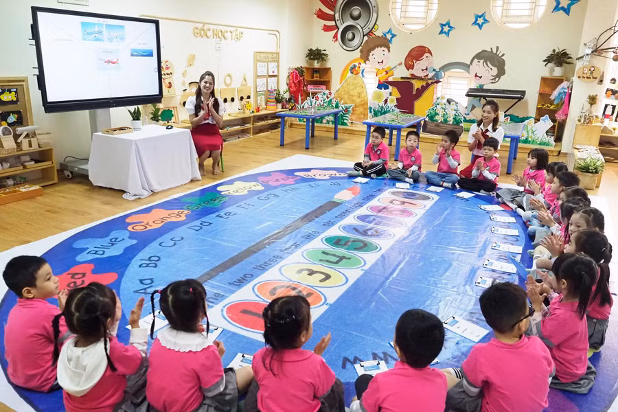 Các đại biểu đánh giá cao ứng dụng phương pháp giảng dạy tiên tiến của trường Mầm non Ánh Sao.