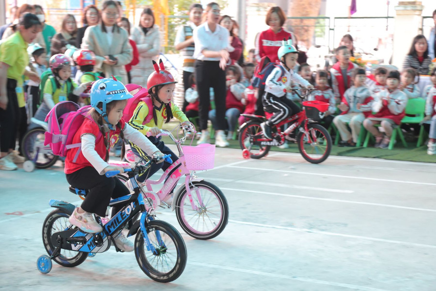 Trẻ mầm non tranh tài tại Hội thi.