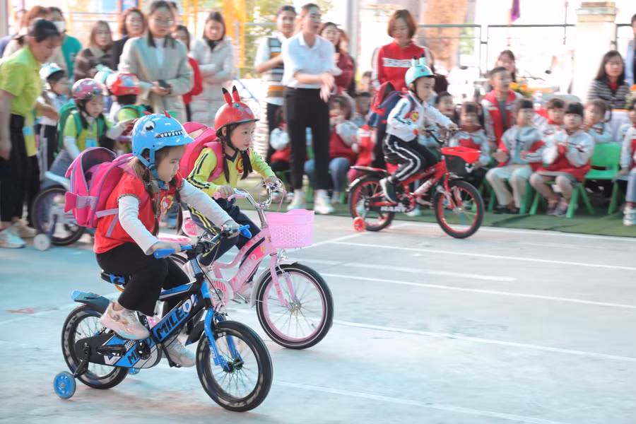 Trẻ mầm non tranh tài tại Hội thi.