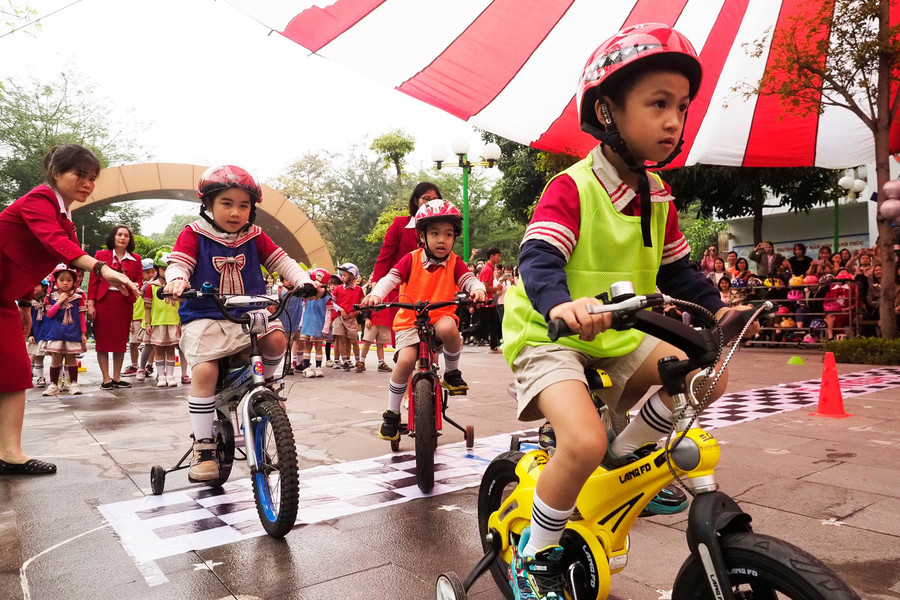 Trẻ mầm non tranh tài tại hội thi trường Mầm non Ánh Sao tổ chức. Trẻ mầm non tranh tài tại hội thi trường Mầm non Ánh Sao tổ chức.