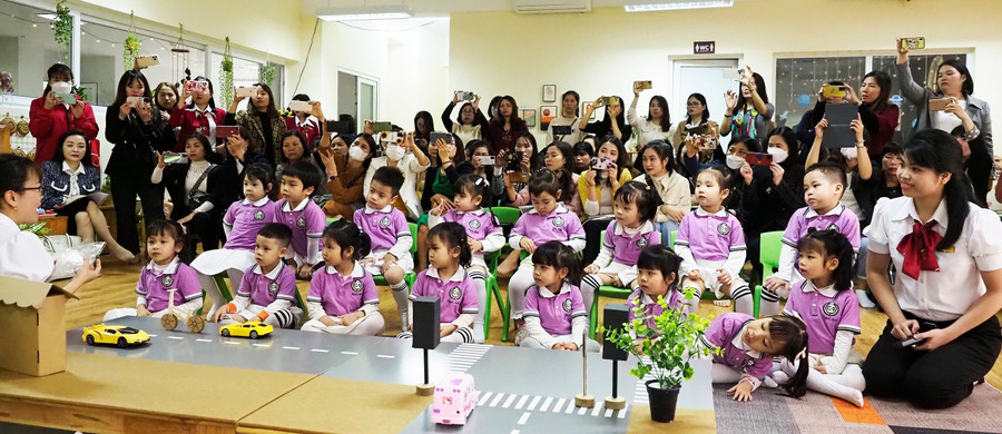 Trẻ mầm non tại giờ học về an toàn giao thông. Trẻ mầm non tại giờ học về an toàn giao thông.