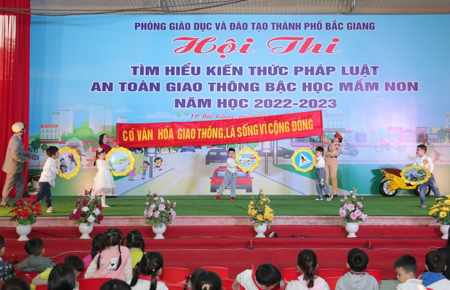Nhiều sáng tạo tuyên truyền ATGT từ các đội tại Hội thi. Nhiều sáng tạo tuyên truyền ATGT từ các đội tại Hội thi.