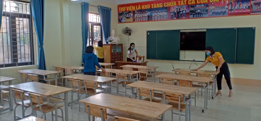 Vệ sinh khử khuẩn đón học sinh trở lại trường học.