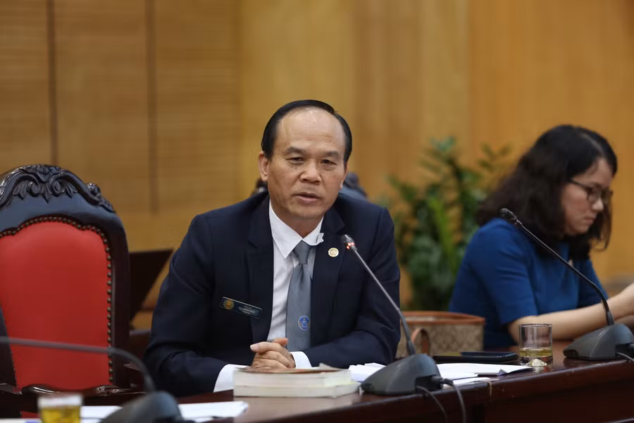 Luật sư Bùi Đình Ứng (Chủ nhiệm CLB Luật sư Long Biên) giải đáp thắc mắc tại Tọa đàm.