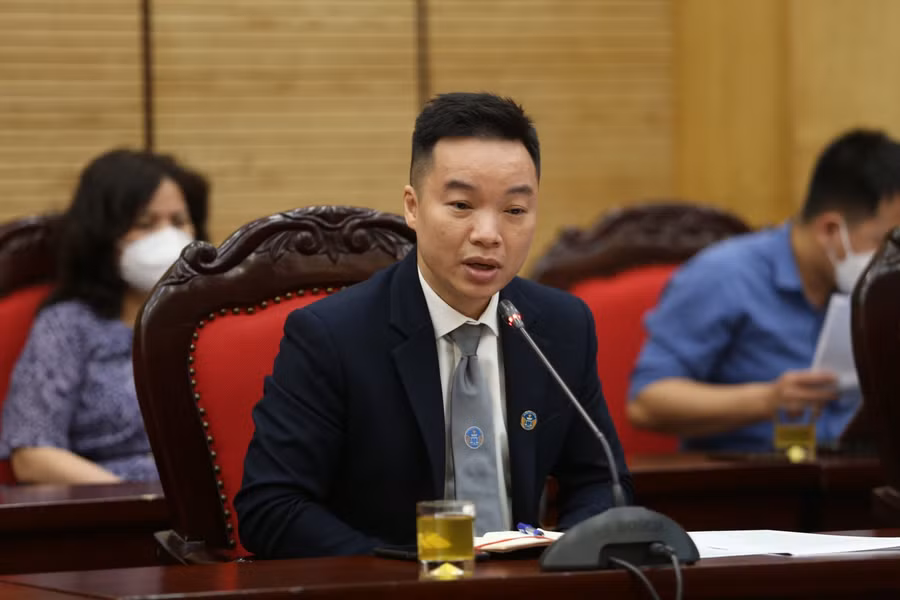 Luật sư Giang Hồng Thanh - Bí thư Đoàn Thanh niên Đoàn Luật sư TP Hà Nội phát biểu giải đáp thắc mắc giáo dục pháp luật cho giáo viên.