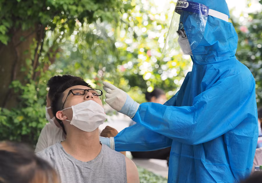 Lấy mẫu xét nghiệm Covid-19 cho người dân.