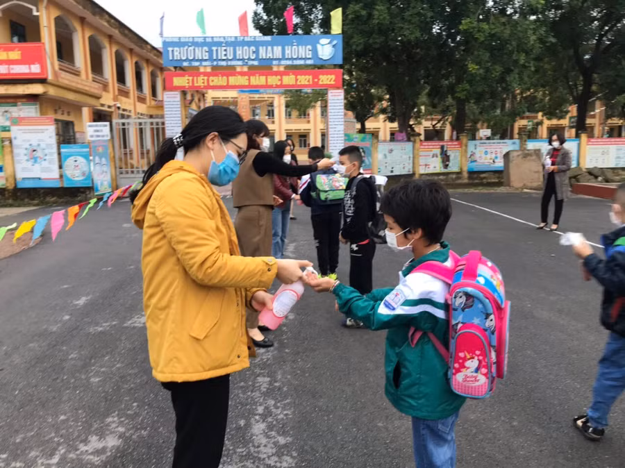 Học sinh trường Tiểu học Nam Hồng thực hiện giãn cách, đeo khẩu trang, sát khuẩn... phòng dịch.