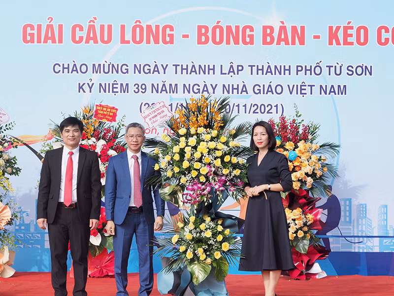Bà Nguyễn Thị Hường - Giám đốc Ngân hàng CP-TM Công thương, Chi nhánh Tiên Sơn tặng hoa chúc mừng giải.