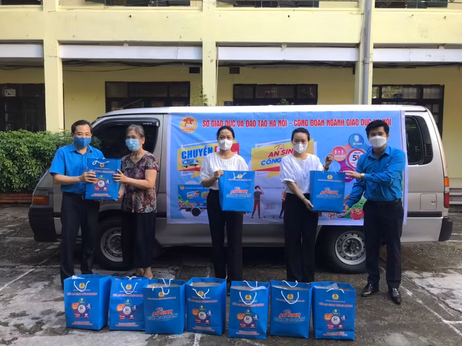 Trao tặng túi An sinh Công đoàn cho các giáo viên khó khăn