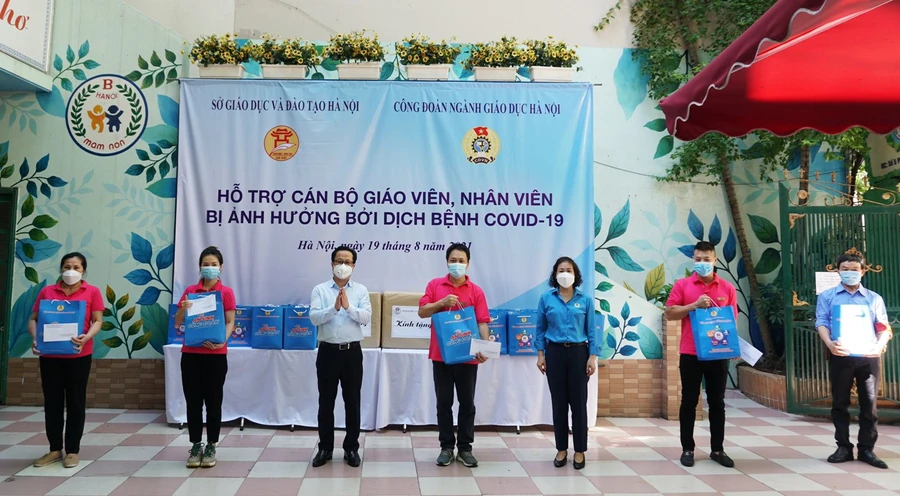 Giám đốc Sở GD&ĐT Hà Nội Trần Thế Cương trao hỗ trợ cho các cán bộ, giáo viên có hoàn cảnh khó khăn