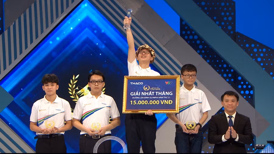 Trần Công Minh giành vòng nguyệt quế.