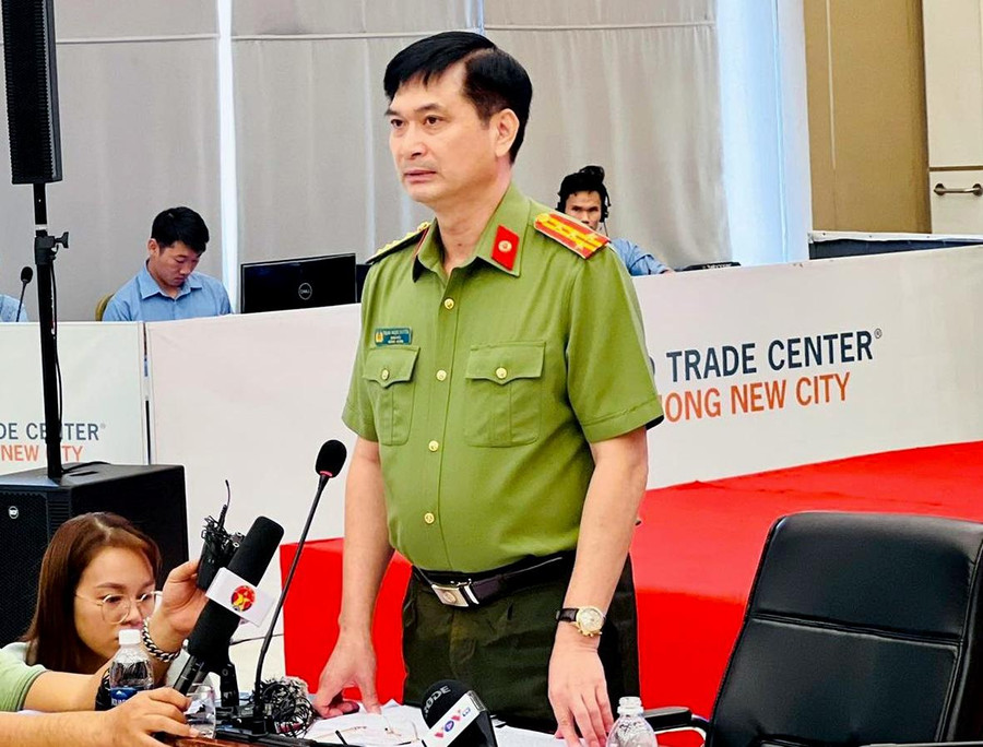 Giám đốc Công an tỉnh Bình Dương - Đại tá Trịnh Ngọc Quyên thông tin tại buổi họp báo Giám đốc Công an tỉnh Bình Dương - Đại tá Trịnh Ngọc Quyên thông tin tại buổi họp báo