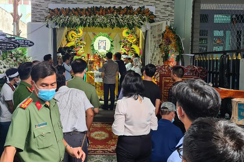 Phó Thủ tướng Vũ Đức Đam đến thắp nhang và thăm hỏi động viên gia đình có nạn nhân không may tử nạn trong vụ cháy.