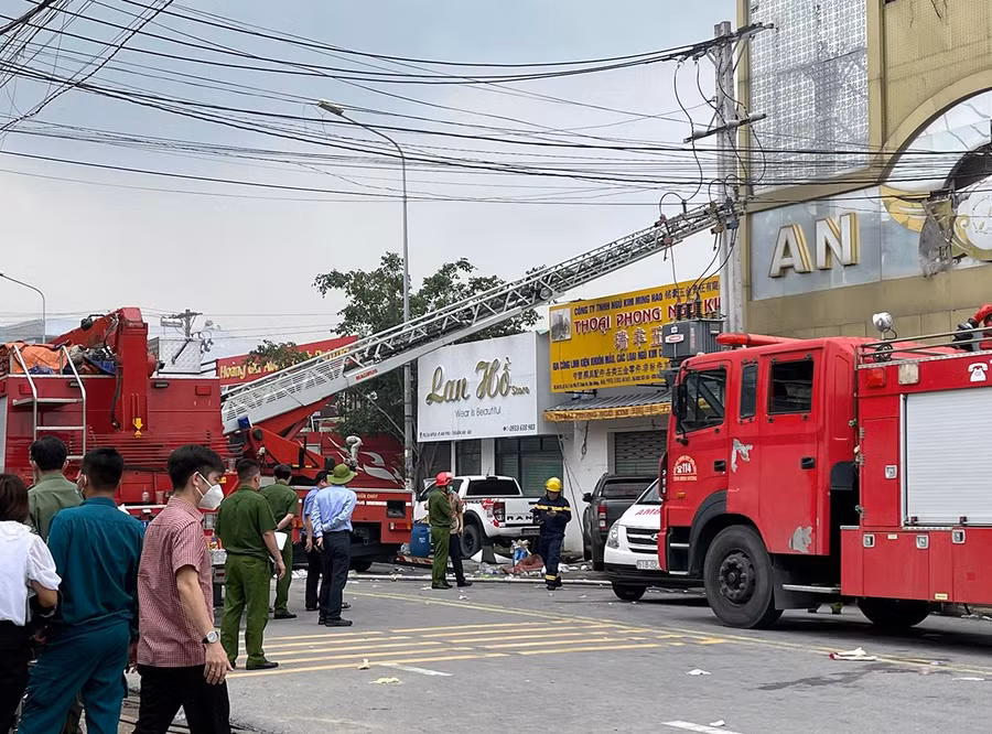 Lực lượng chức năng đang làm việc tại hiện trường vụ cháy quán karaoke ở TP Thuận An, Bình Dương.