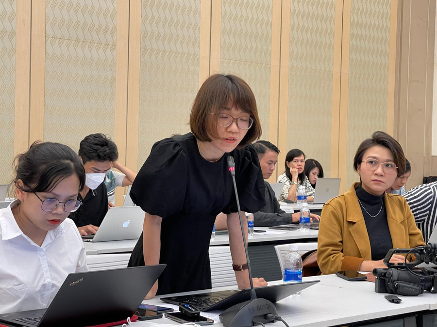 Phóng viên đặt câu hỏi về vụ việc tại cuộc họp báo. Phóng viên đặt câu hỏi về vụ việc tại cuộc họp báo.