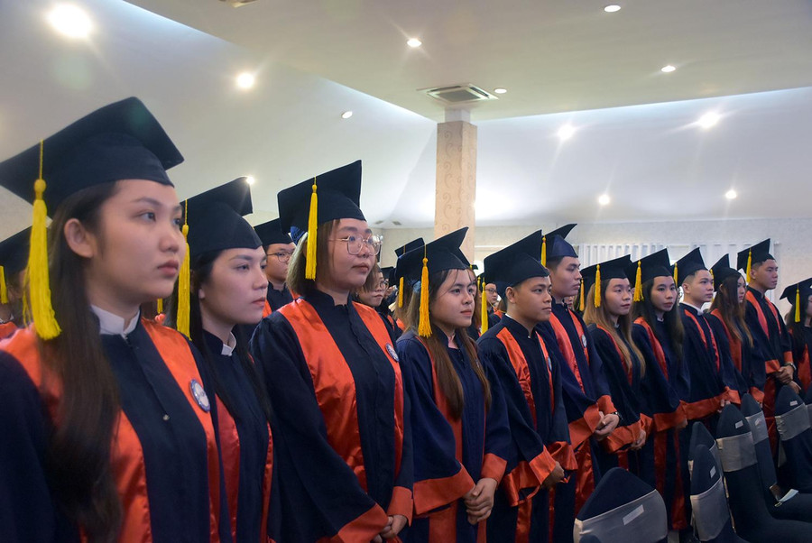 Các tân kỹ sư, cử nhân thực hiện nghi thức tuyên thệ trước khi nhận bằng tốt nghiệp. Các tân kỹ sư, cử nhân thực hiện nghi thức tuyên thệ trước khi nhận bằng tốt nghiệp.