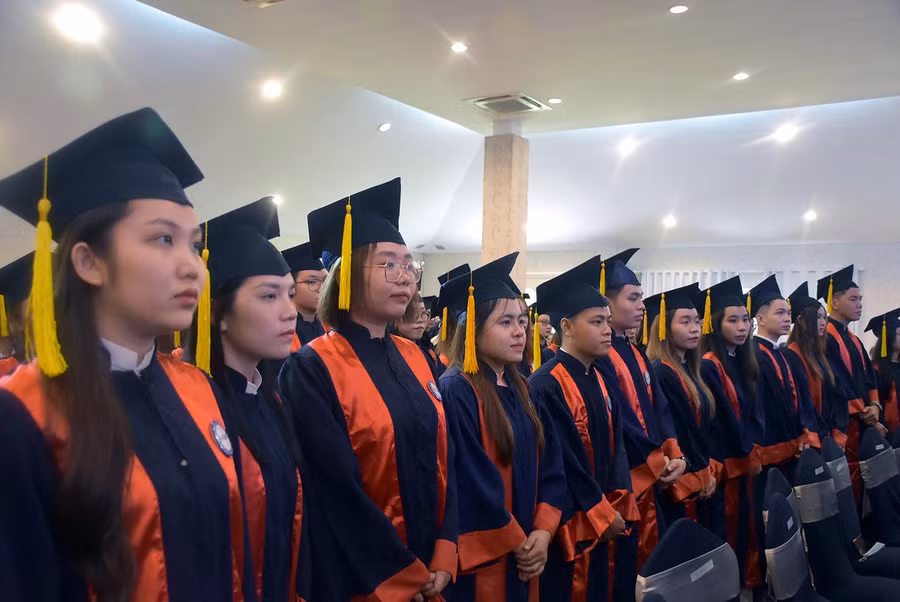 Các tân kỹ sư, cử nhân thực hiện nghi thức tuyên thệ trước khi nhận bằng tốt nghiệp.