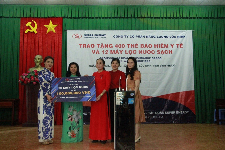 Lãnh đạo Tập đoàn Super Energy trao máy lọc nước sạch cho các trường học trên địa bàn xã biên giới Lộc Tấn, huyện Lộc Ninh.
