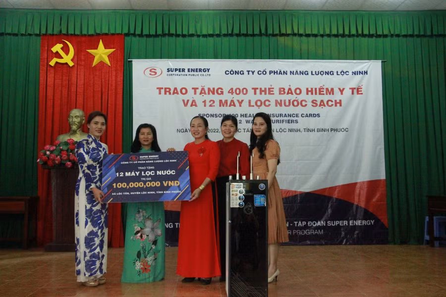 Lãnh đạo Tập đoàn Super Energy trao máy lọc nước sạch cho các trường học trên địa bàn xã biên giới Lộc Tấn, huyện Lộc Ninh. Lãnh đạo Tập đoàn Super Energy trao máy lọc nước sạch cho các trường học trên địa bàn xã biên giới Lộc Tấn, huyện Lộc Ninh.