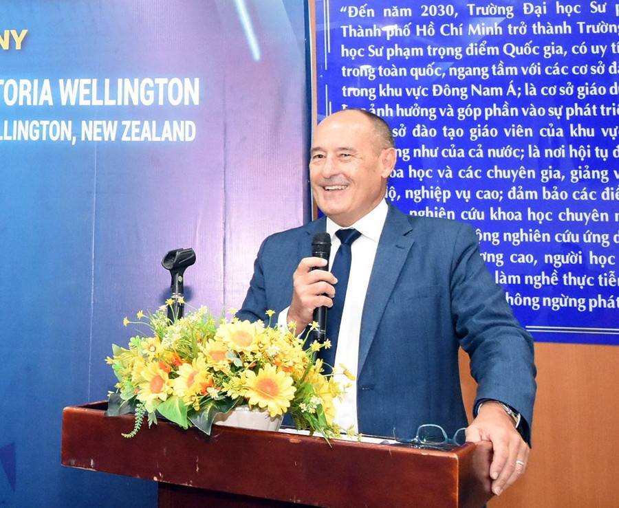 GS Blair McRae - Phó Hiệu trưởng VUW, phát biểu tại sự kiện.