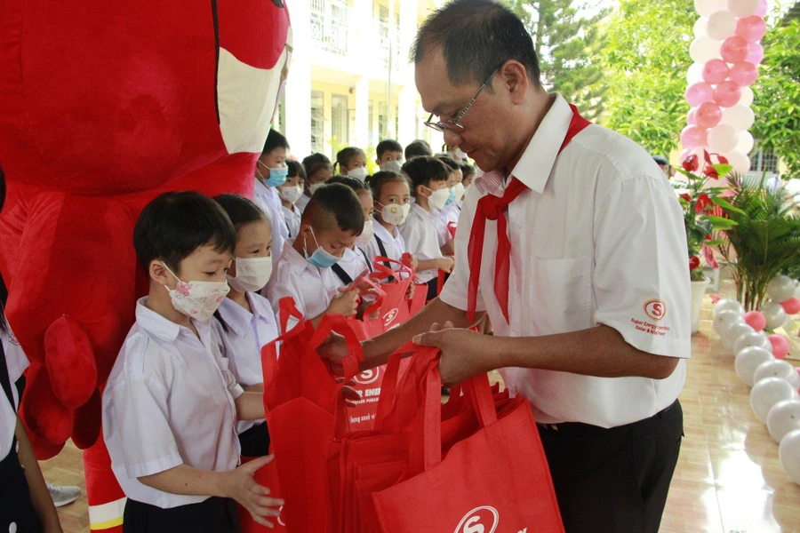 Lãnh đạo Tập đoàn Super Energy trao quà, học bổng cho học sinh Trường Tiểu học Lộc Tấn.