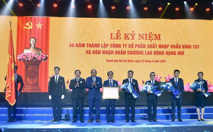 Ông Trương Hòa Bình (nguyên Phó Thủ tướng thường trực Chính phủ) và đại diện lãnh đạo tỉnh Long An trao Huân chương Lao động hạng Nhì của Chủ tịch nước cho tập thể lãnh đạo BITEX.