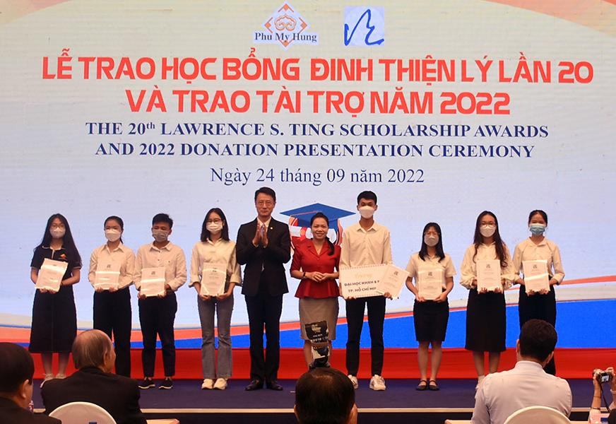 Ban tổ chức trao học bổng Đinh Thiện Lý cho sinh viên Trường ĐH KHXH&NV TPHCM. Ban tổ chức trao học bổng Đinh Thiện Lý cho sinh viên Trường ĐH KHXH&NV TPHCM.