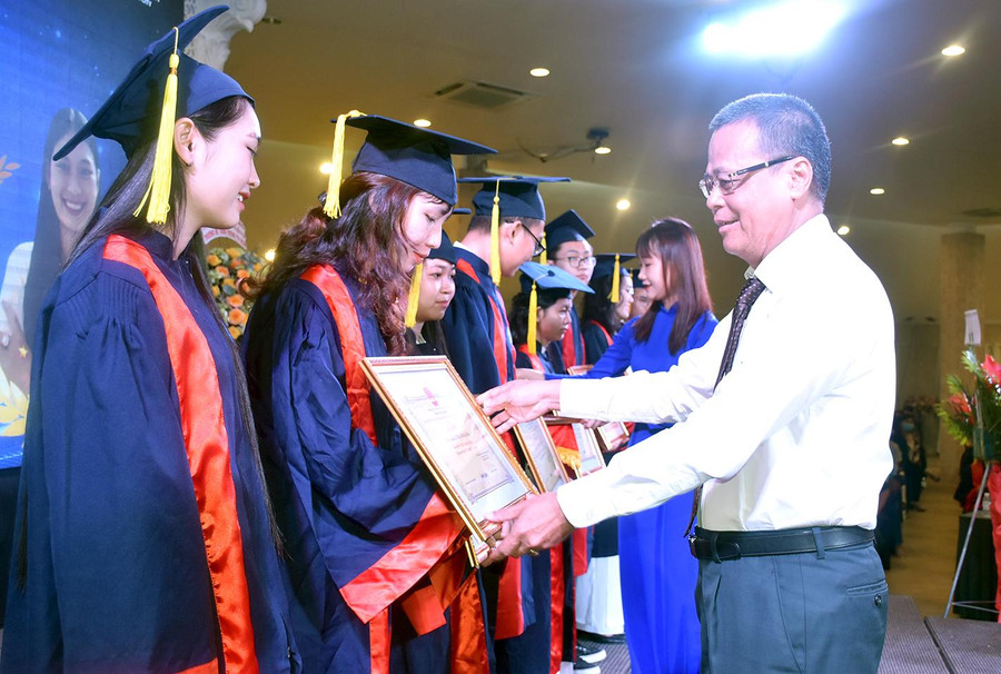 Đại diện Trường ĐH Hùng Vương TPHCM trao giấy khen cho sinh viên đạt thành tích trong học tập và phong trào toàn khóa học. Đại diện Trường ĐH Hùng Vương TPHCM trao giấy khen cho sinh viên đạt thành tích trong học tập và phong trào toàn khóa học.