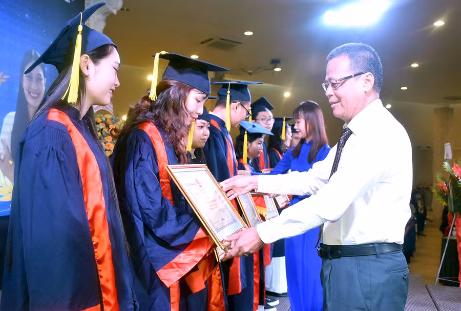 Đại diện Trường ĐH Hùng Vương TPHCM trao giấy khen cho sinh viên đạt thành tích trong học tập và phong trào toàn khóa học.