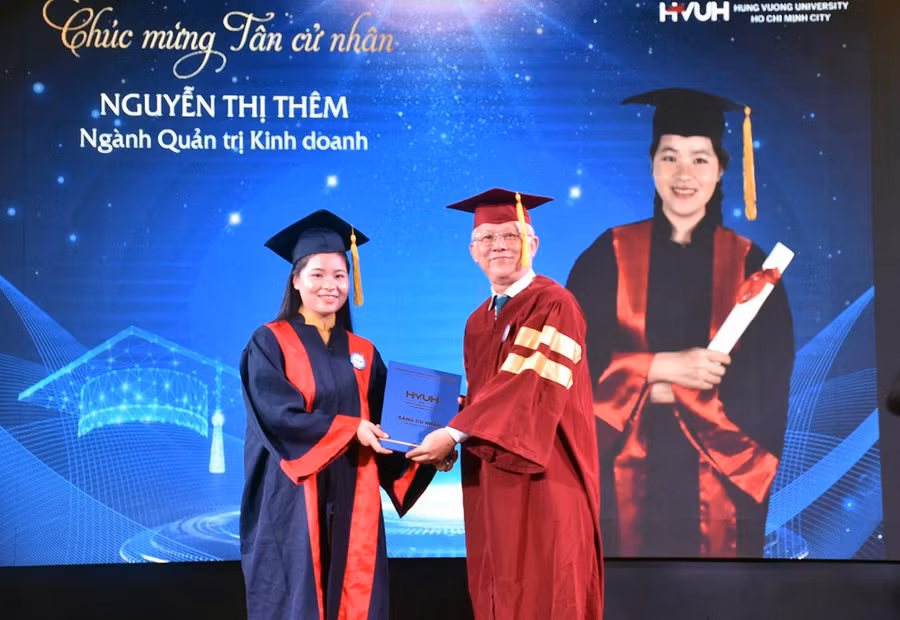 Đại diện Trường ĐH Hùng Vương TPHCM trao bằng tốt nghiệp ĐH cho sinh viên.
